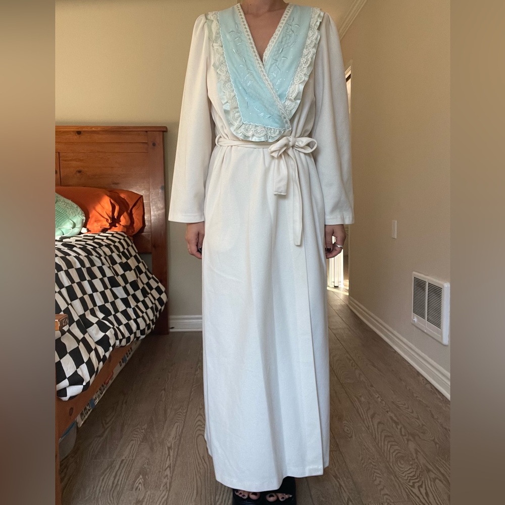 Authentic Vintage 70s Vandemere Floor length Robe - cream and baby blue - size S
